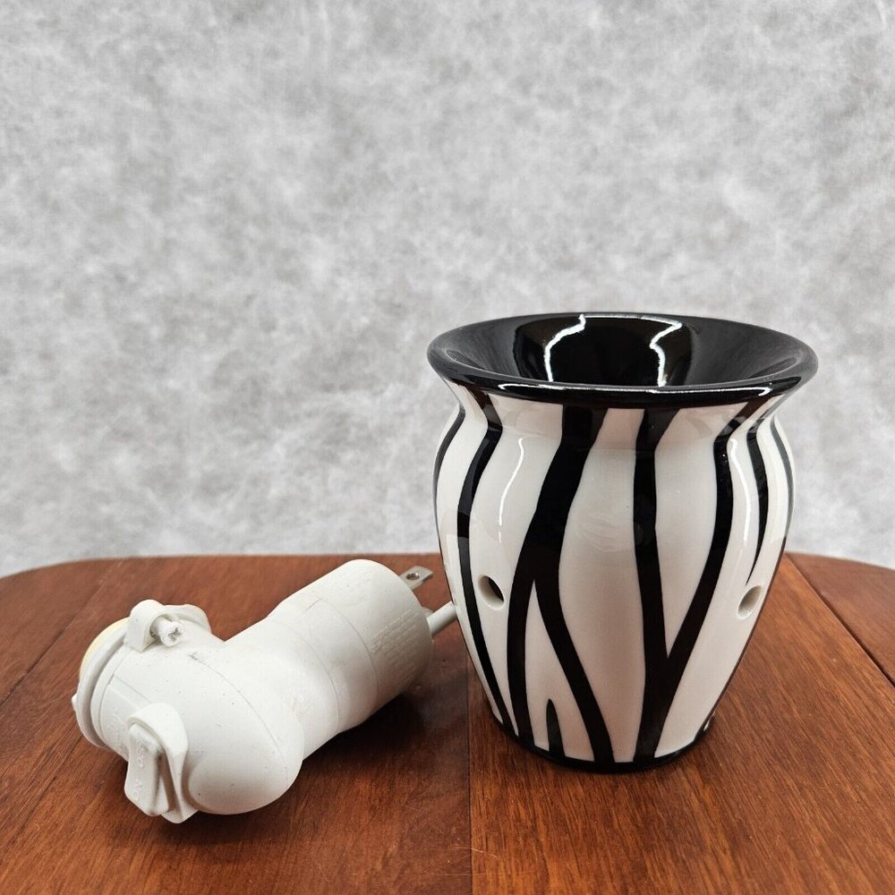 Scentsy Plug In‎ Wax Warmer Night Light Zebra Stripes Black White No Light Bulb